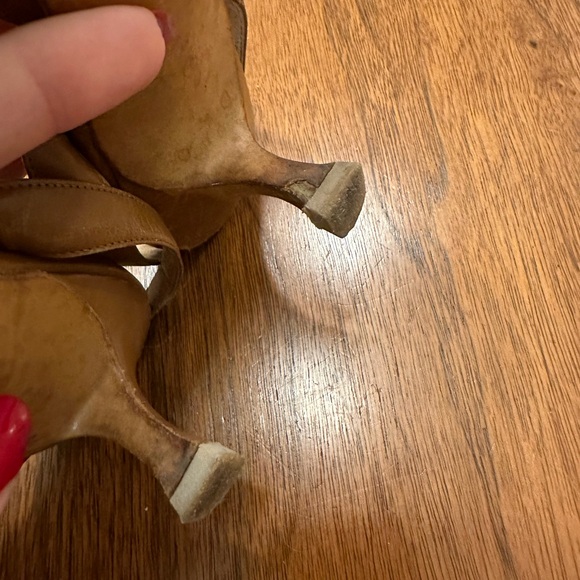 Manolo Blahnik Tan Leather Heels - Picture 8 of 10